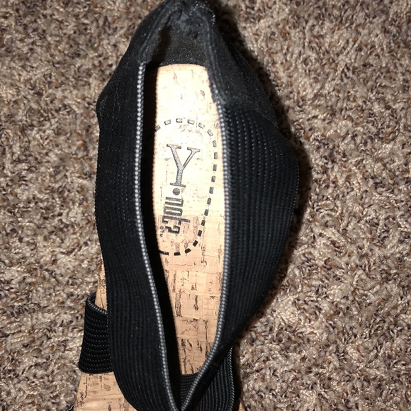 Black strapy wedges - Picture 2 of 4